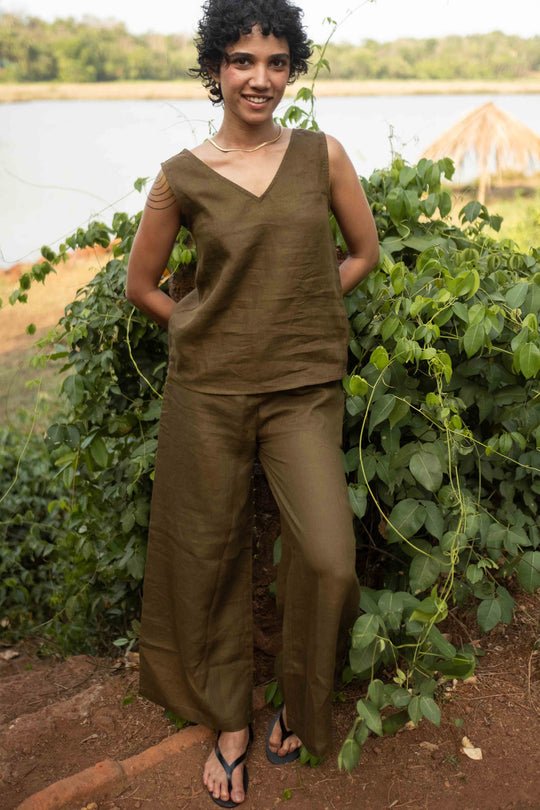 Cotton Co-ord Set with V Neck Tank and Oversized Pants - Image 3